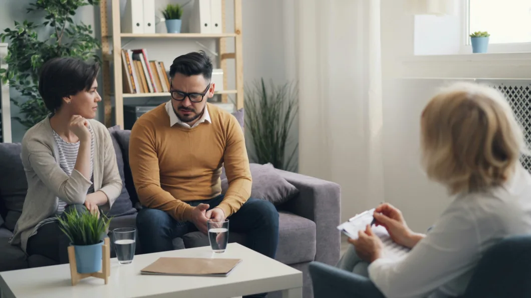 relatietherapeut met een koppel