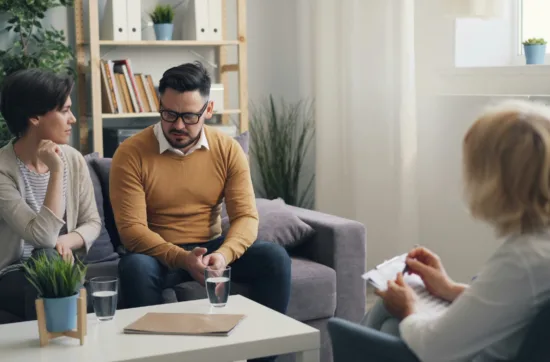 relatietherapeut met een koppel